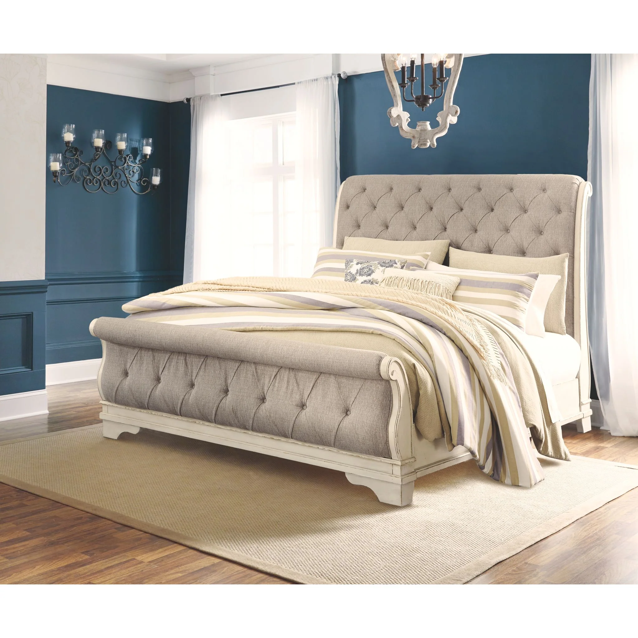 Realyn 5 Piece Sleigh Bedroom - Image 4