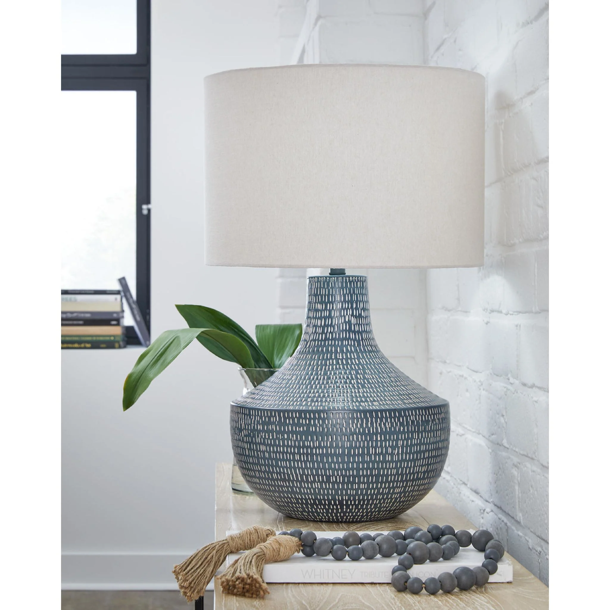 Schylarmont Table Lamp - Image 2