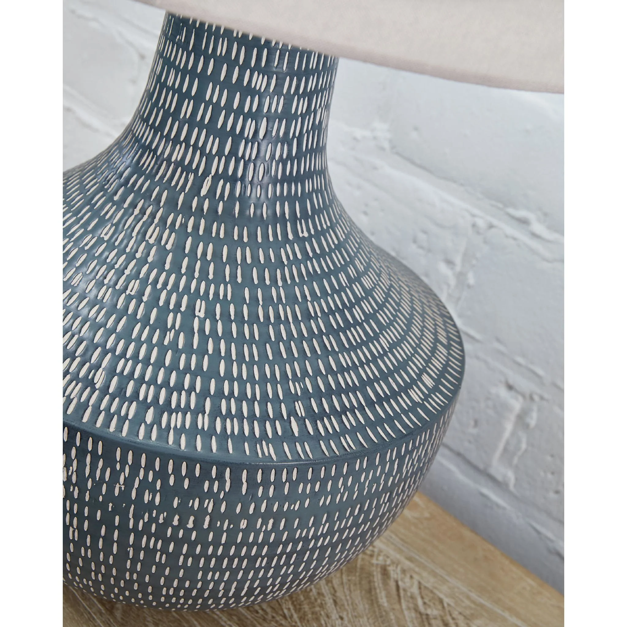 Schylarmont Table Lamp - Image 3