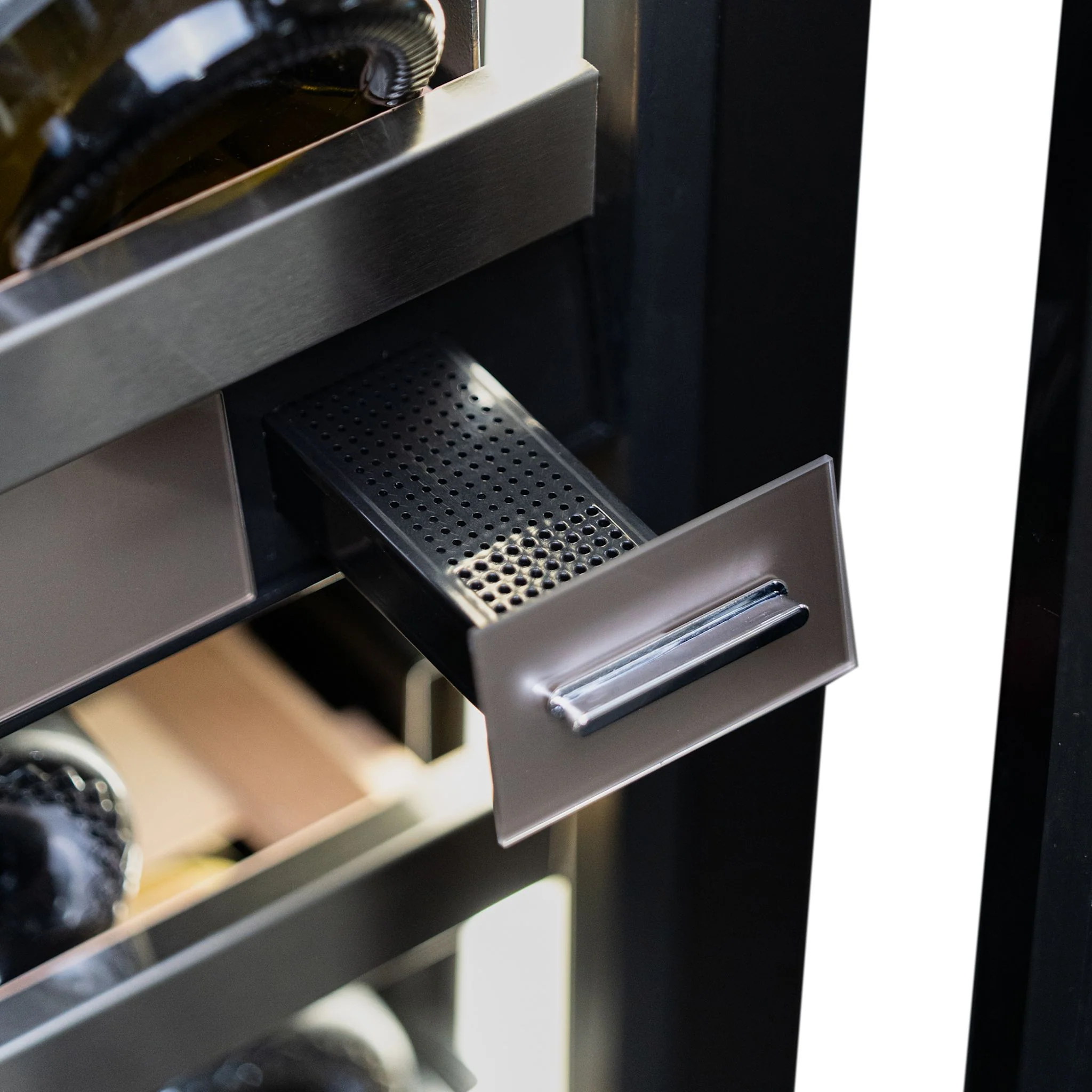 Silhouette Pro Gen 3 – 24? Built-in Wine Cellar  -Stainless Steel (SPRWC052D3SS) - Image 10