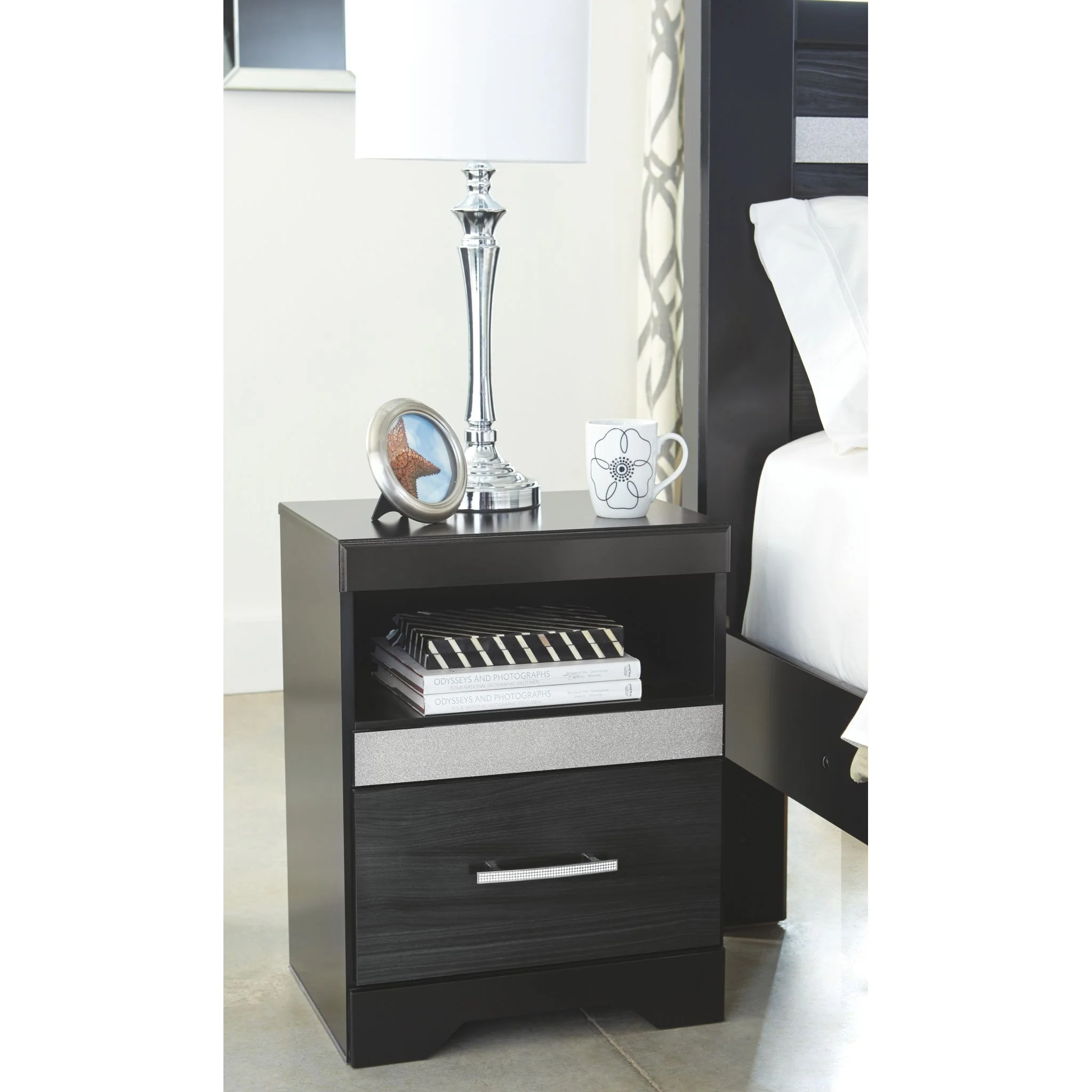 Starberry One Drawer Nightstand - Image 3