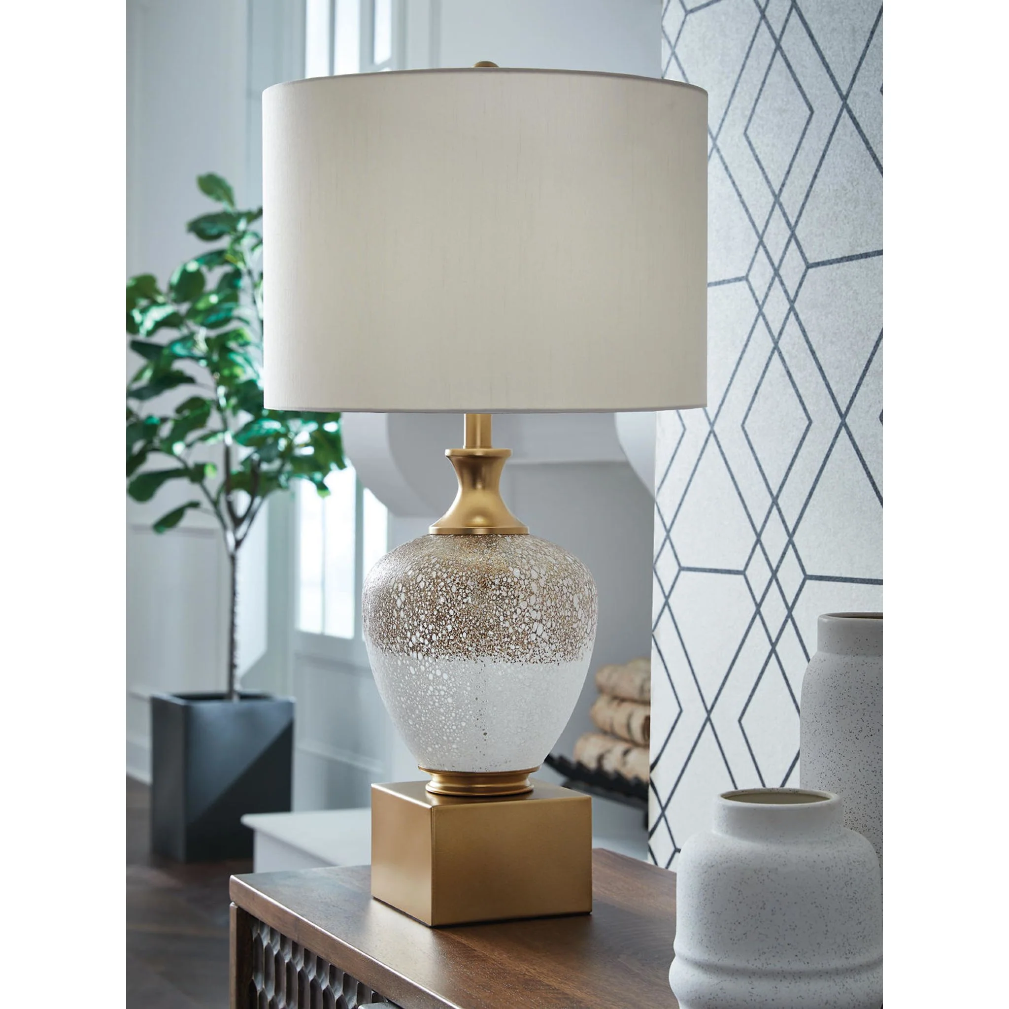 Tavisburg Table Lamp - Image 3