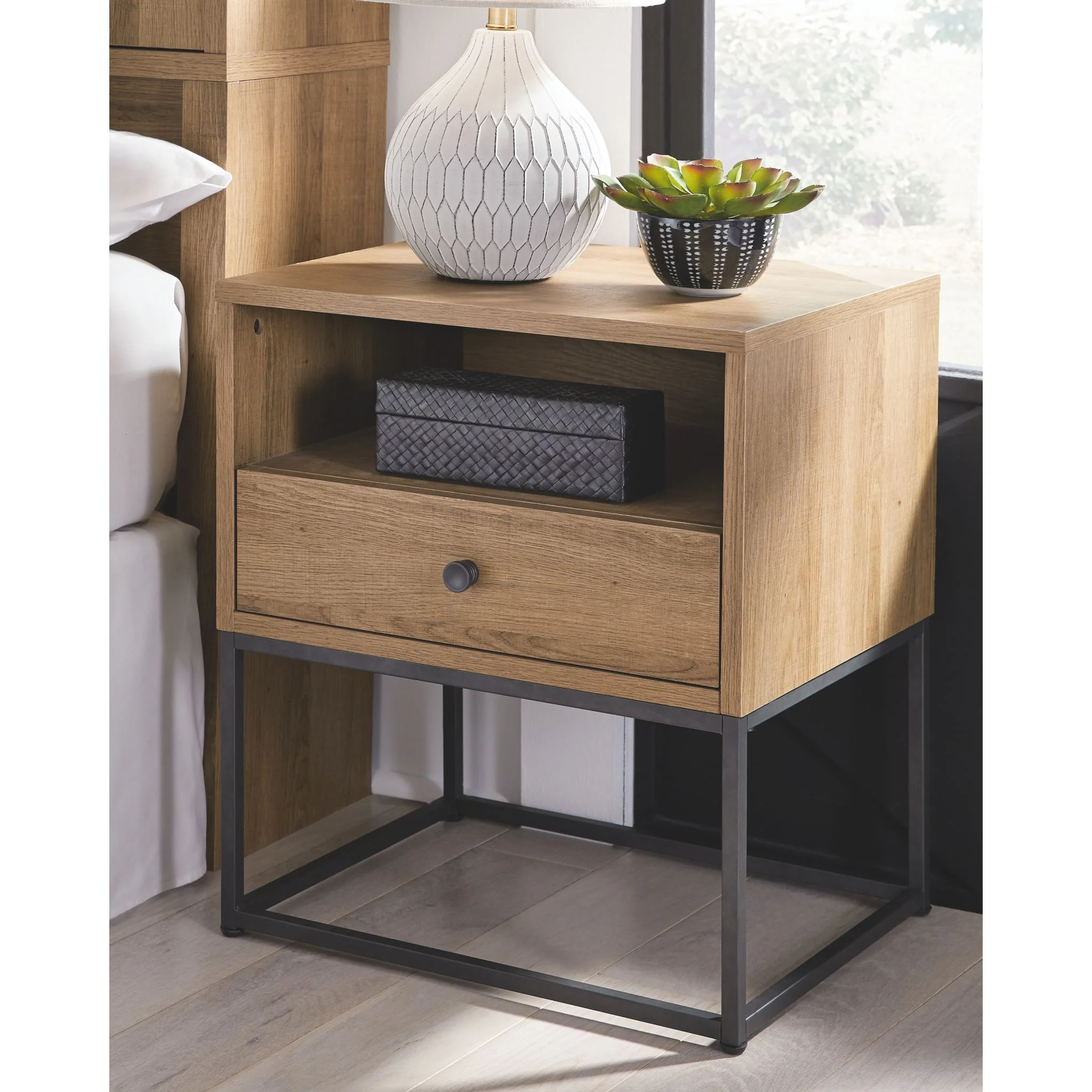 Thadamere One Drawer Nightstand - Image 2