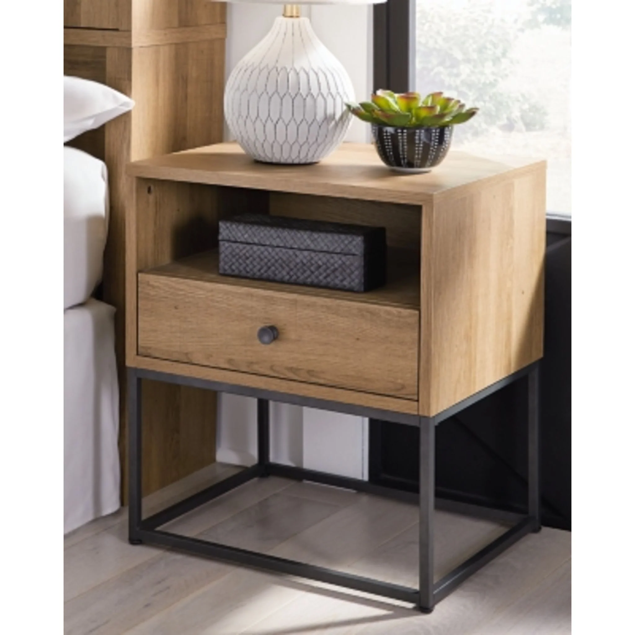 Thadamere One Drawer Nightstand - Image 8