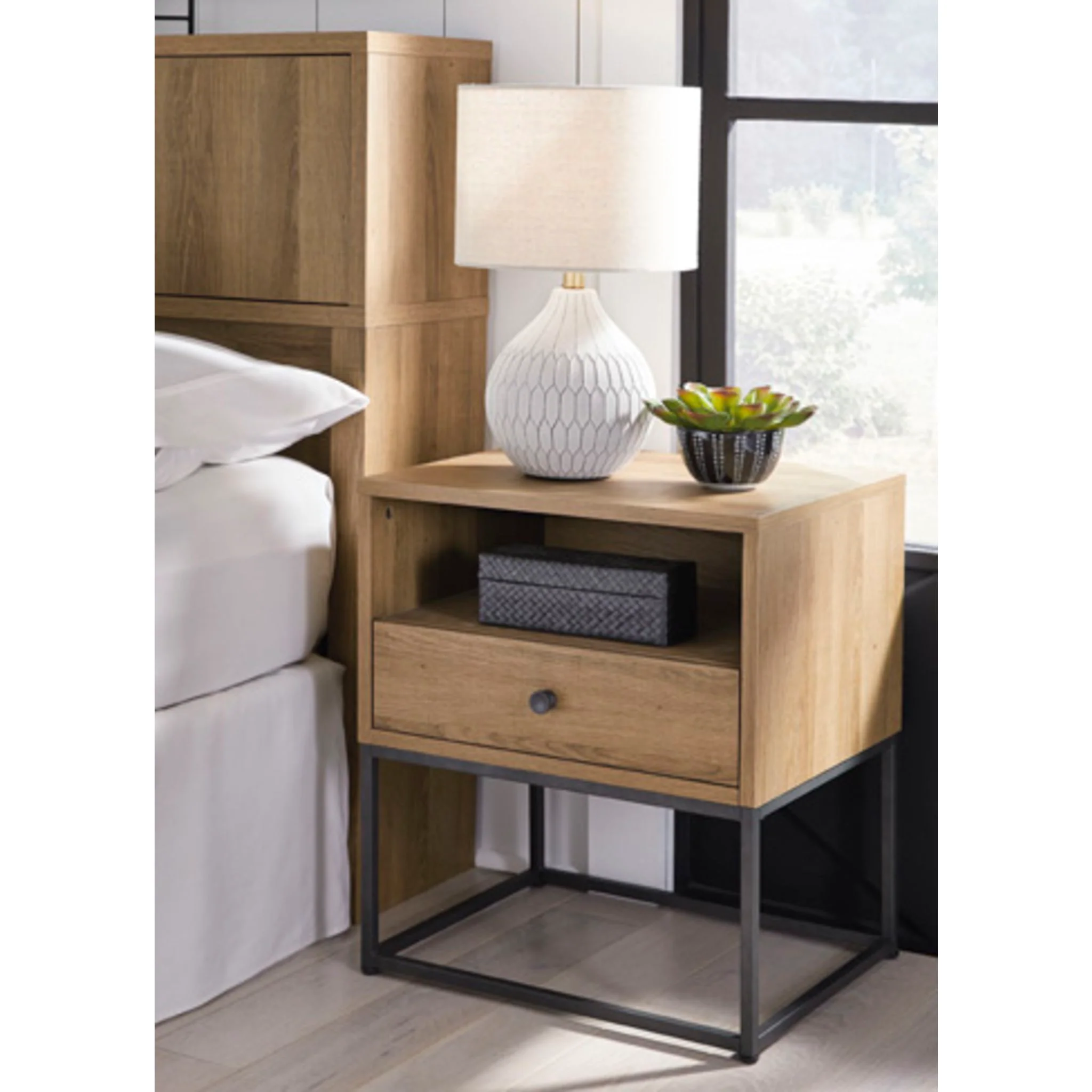 Thadamere One Drawer Nightstand - Image 9