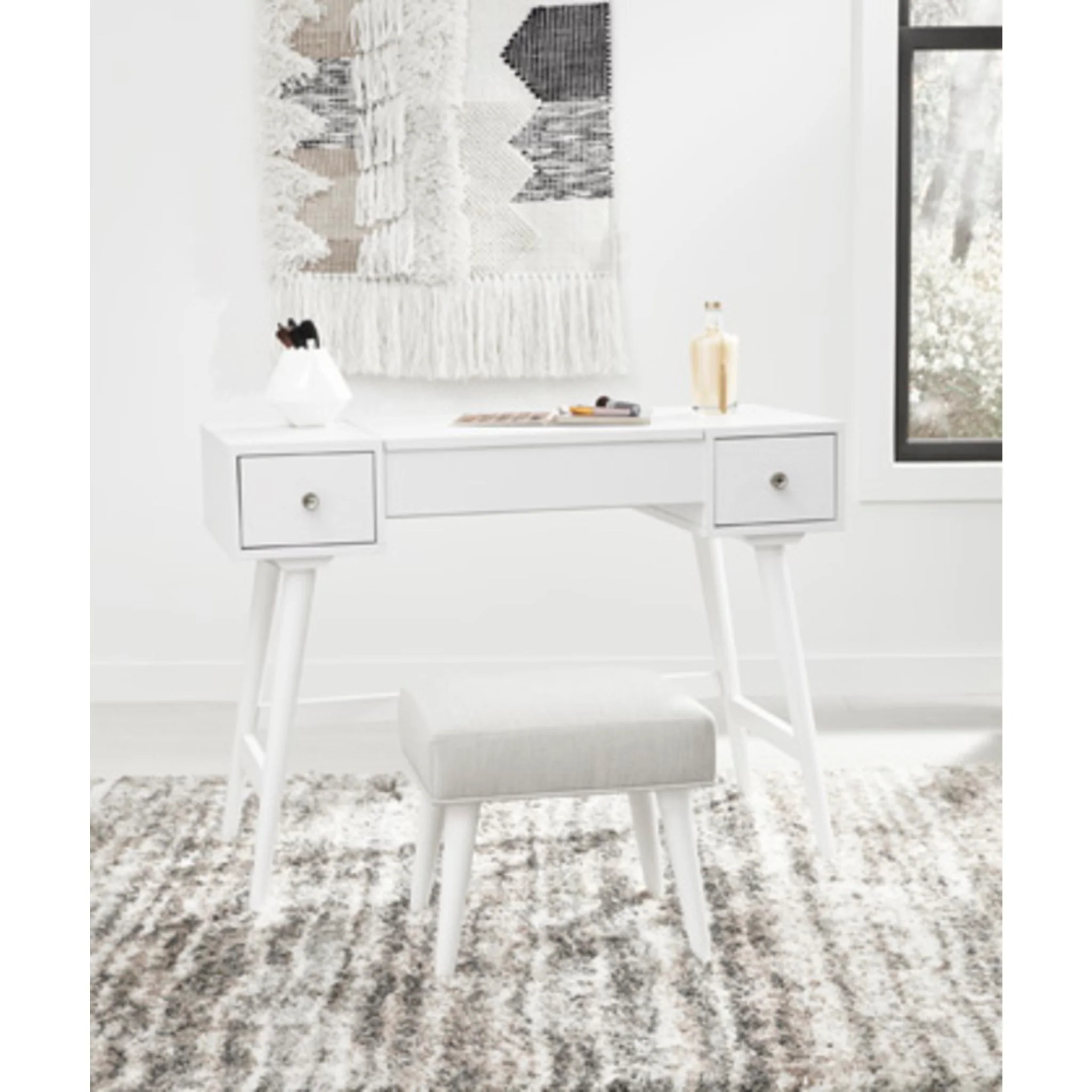 Thadamere Vanity Set - Image 3