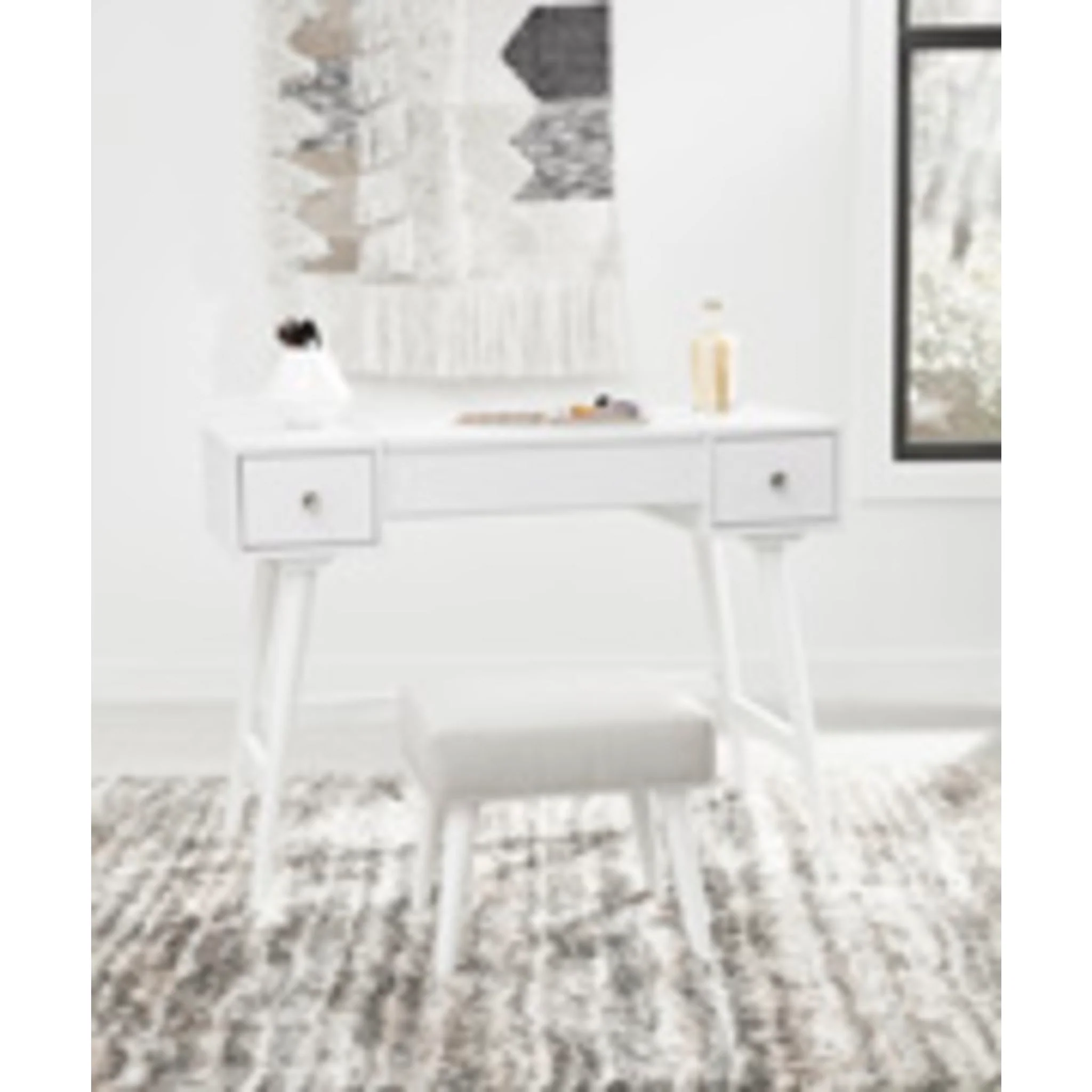 Thadamere Vanity Set - Image 4
