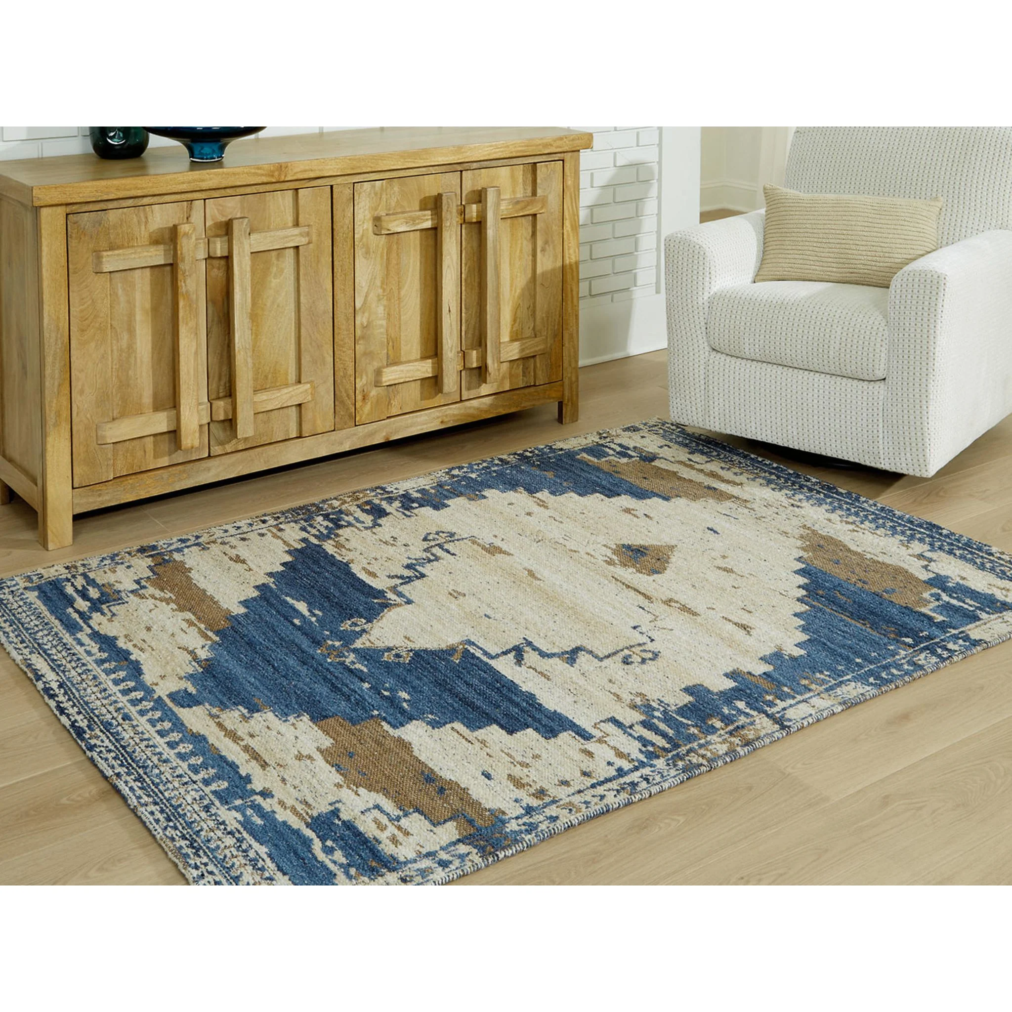 Varnler Area Rug - Image 2