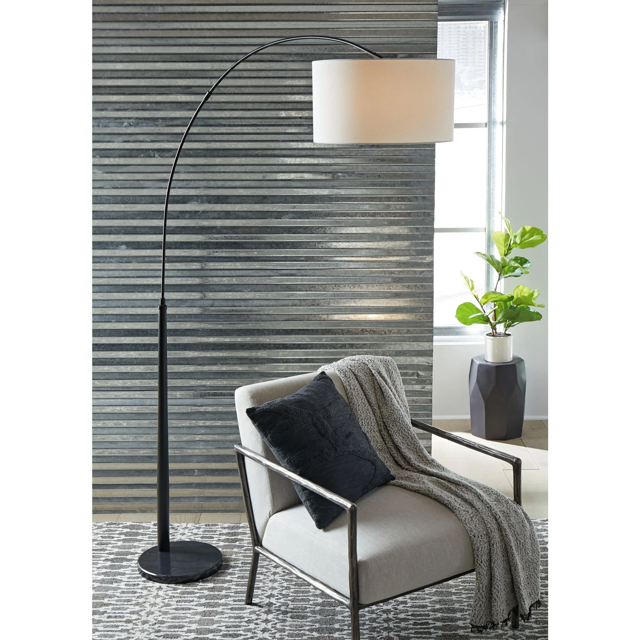 Veergate Floor Lamp - Image 2