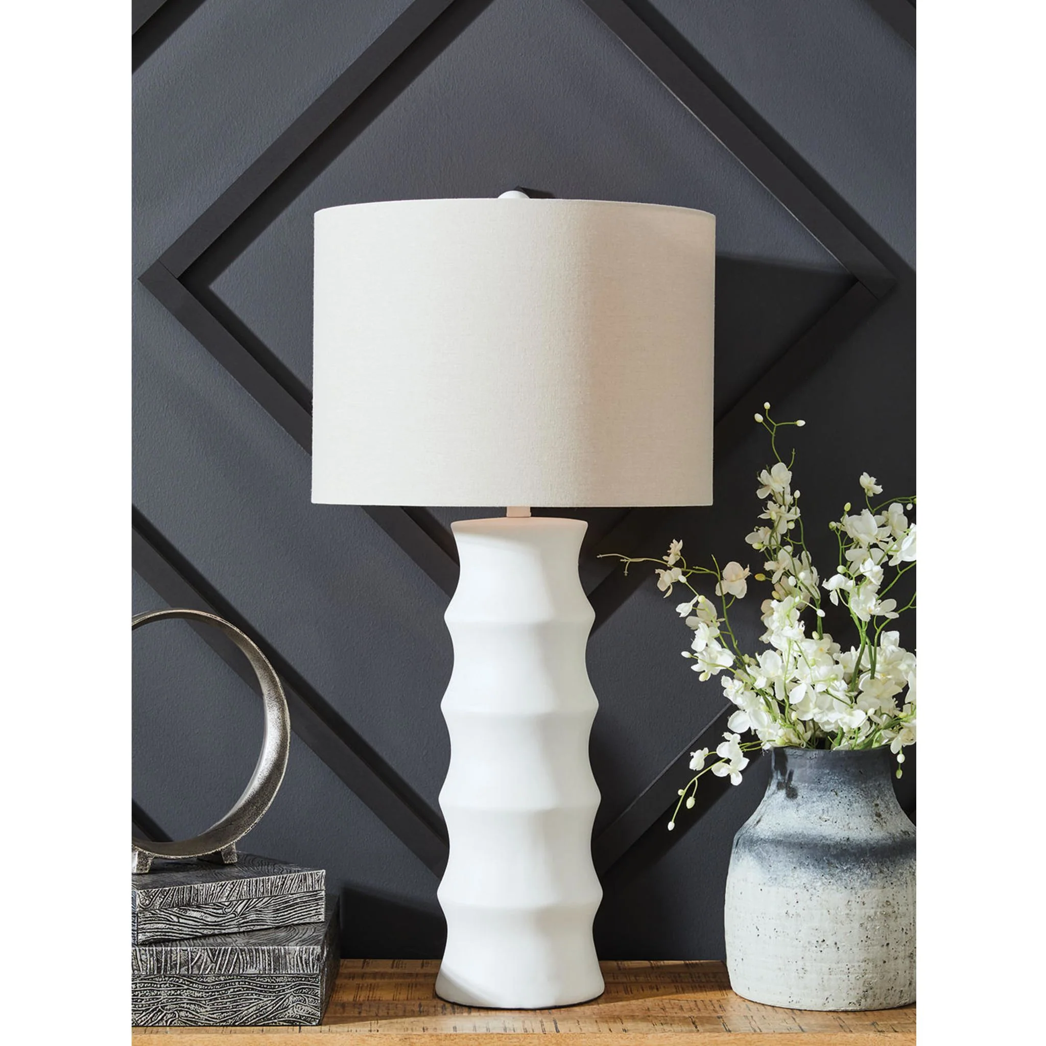 Veraleigh Table Lamp - Image 3