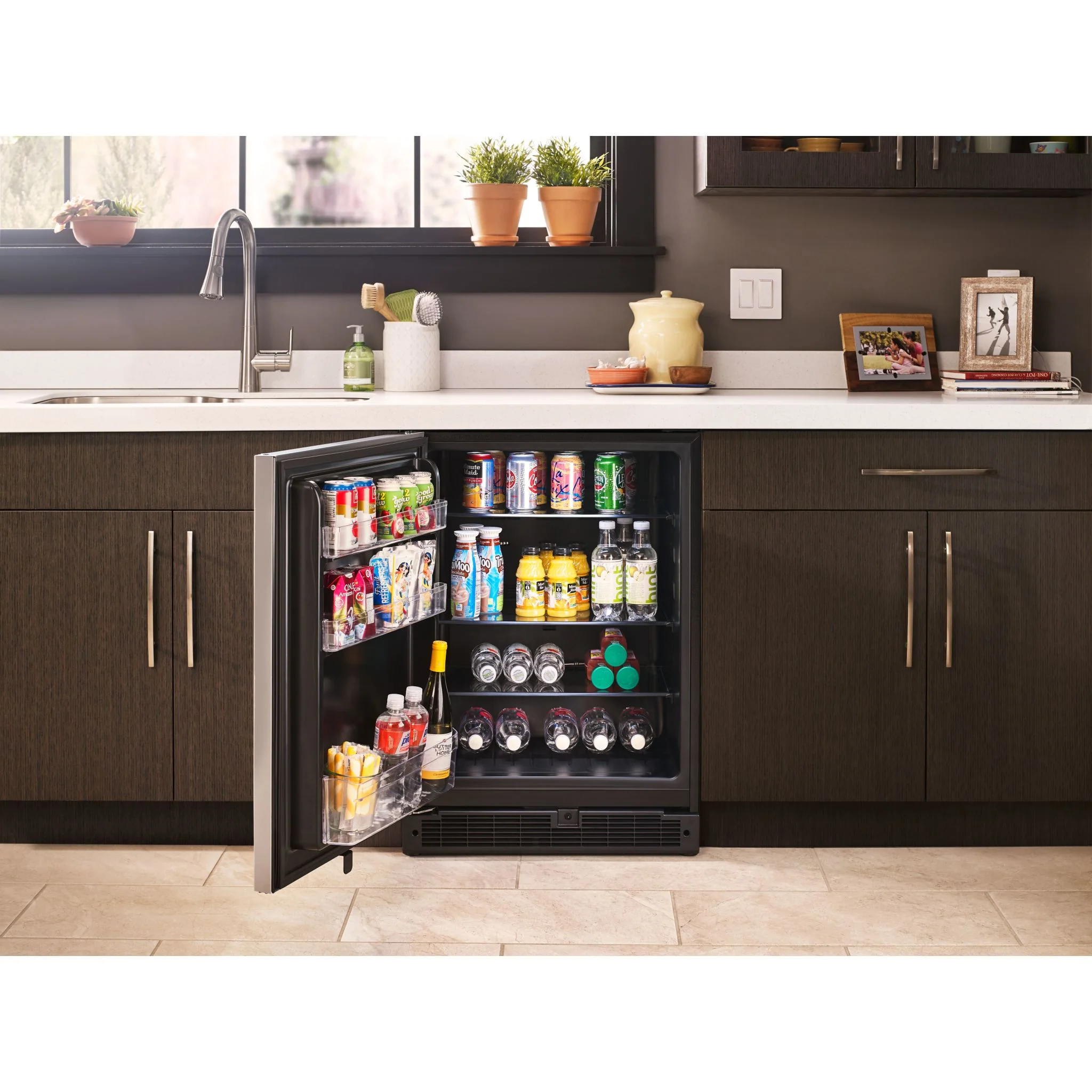 Whirlpool 24-inch Wide Undercounter Refrigerator with Towel Bar Handle - 5.1 cu. ft. -Stainless Steel (WUR35X24HZ) - Image 7