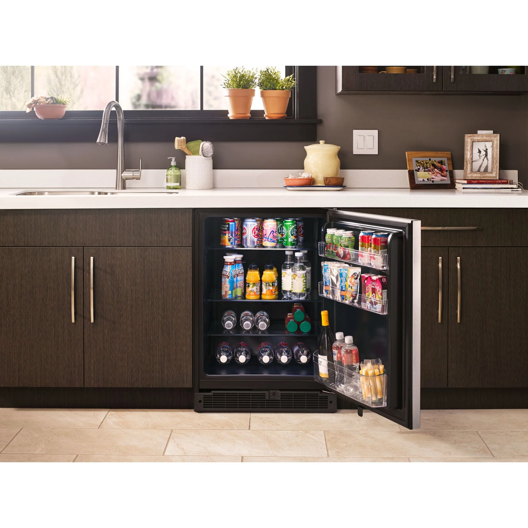 Whirlpool 24-inch Wide Undercounter Refrigerator with Towel Bar Handle - 5.1 cu. ft. -Stainless Steel (WUR35X24HZ) - Image 8