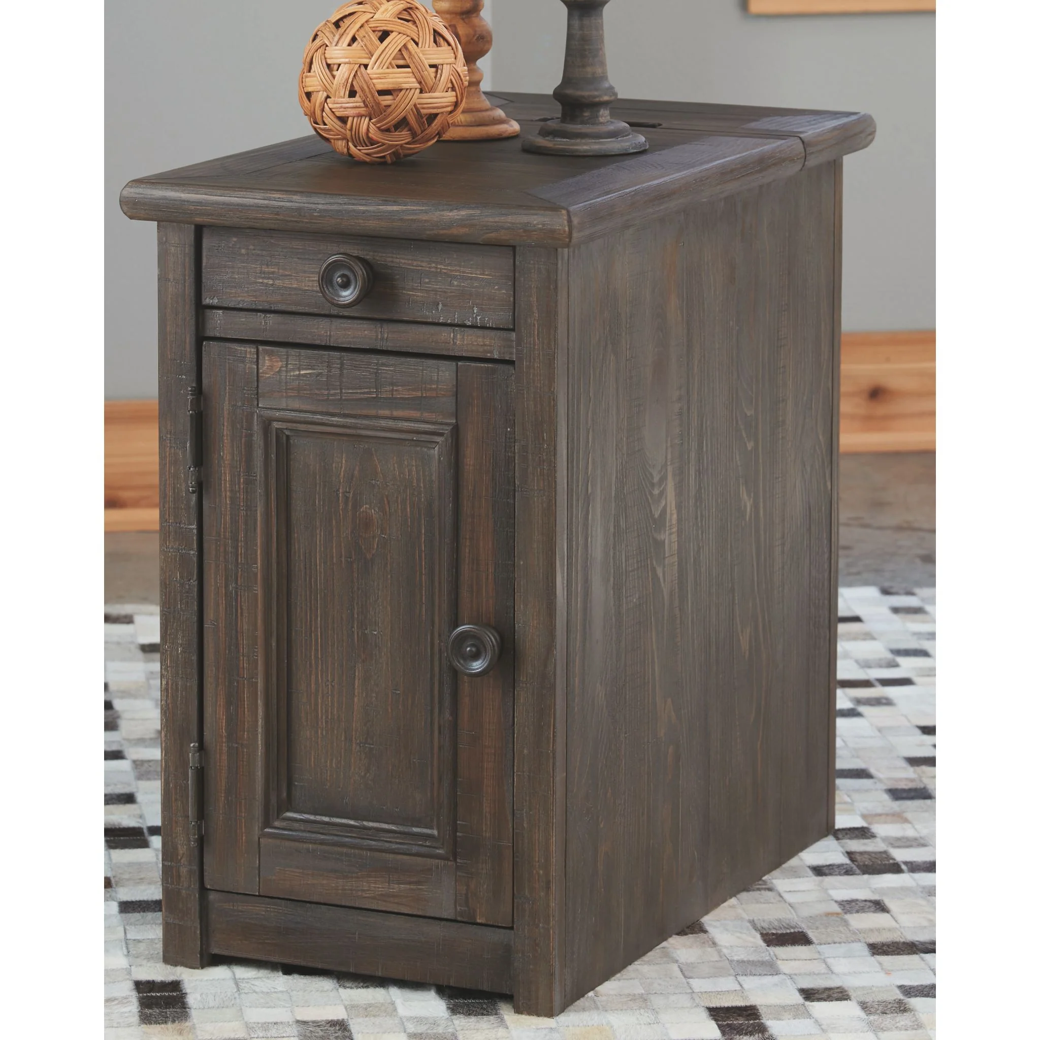 Wyndahl Chairside End Table - Image 3