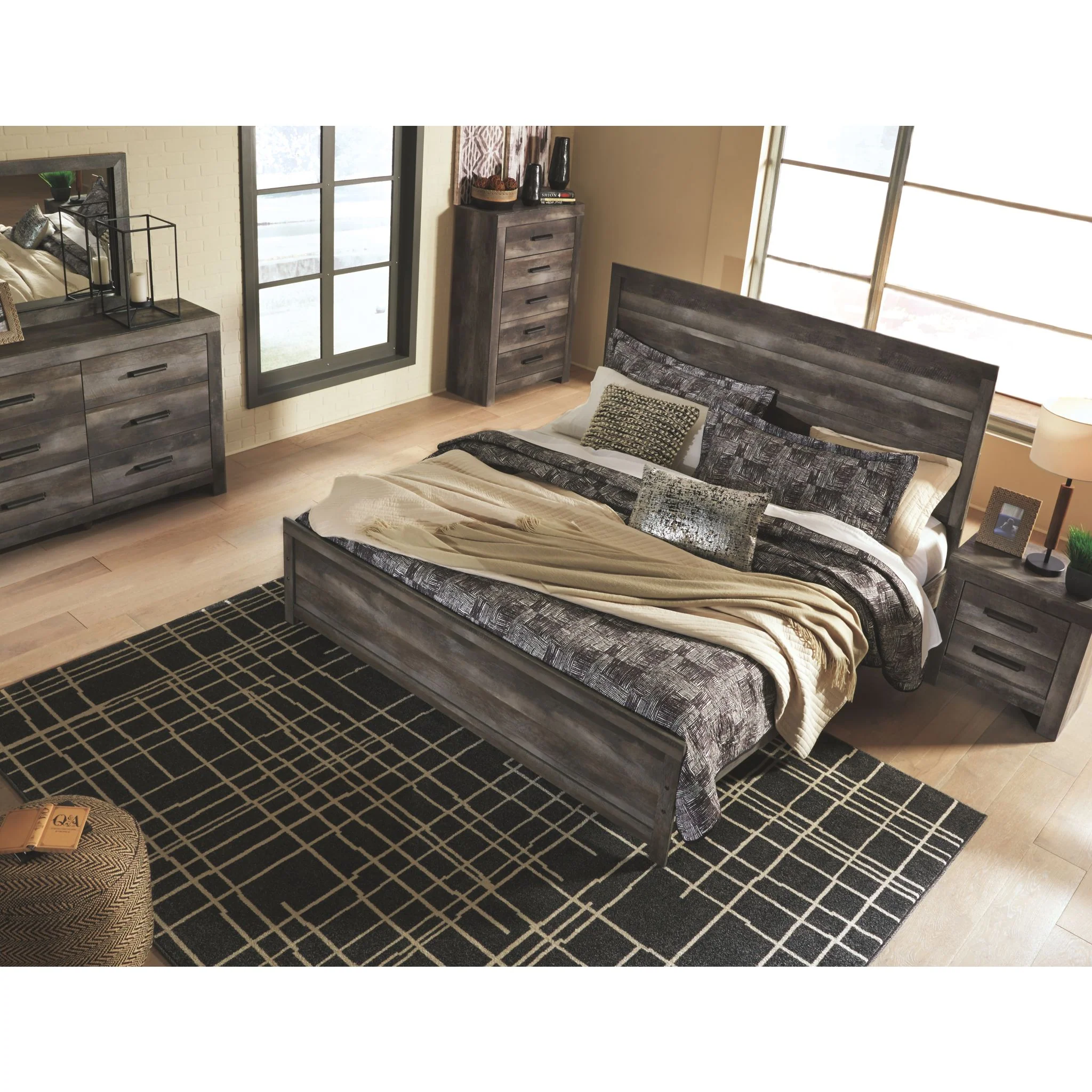Wynnlow Panel Bed - Image 15
