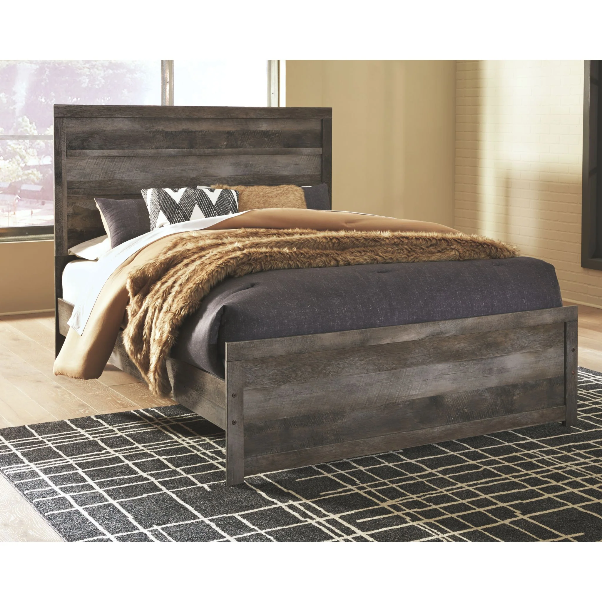 Wynnlow Panel Bed - Image 2