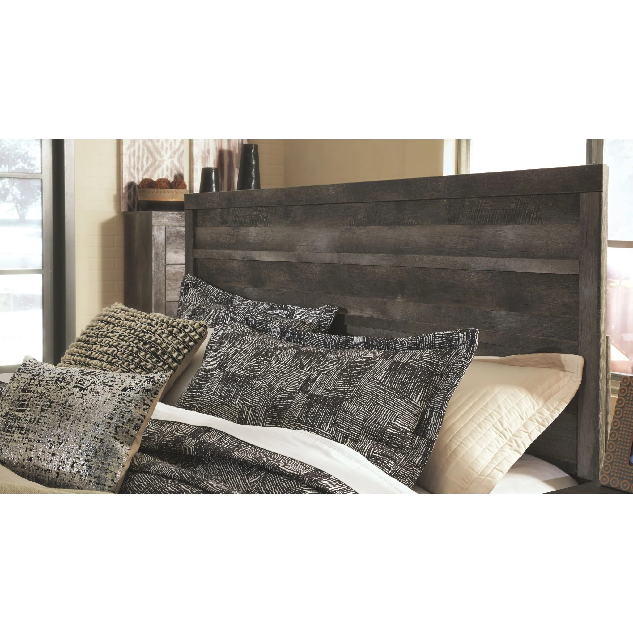 Wynnlow Panel Bed - Image 3
